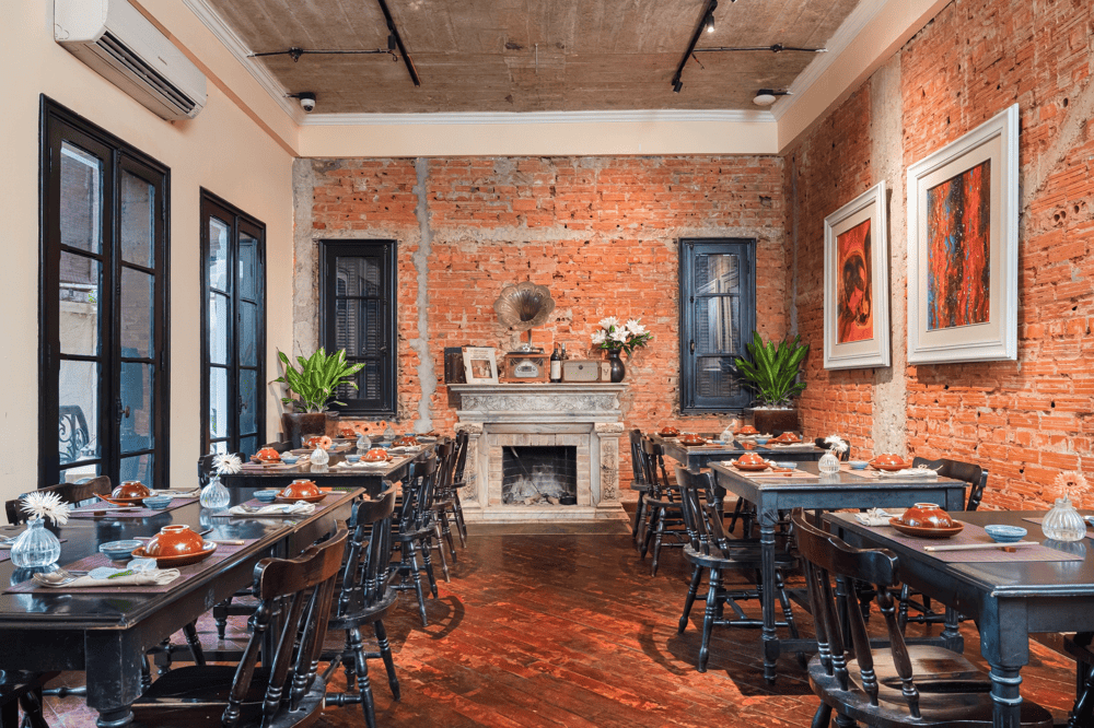 This restaurant offers an elegant ambiance with deep Hanoi heritage, an excellent choice for experiencing Vietnamese cuisine in a refined manner (Source: Fanpage of HOME Hanoi - HOME Vietnamese Restaurant (Hà Nội))